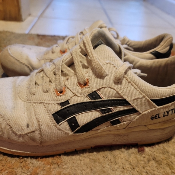 ASICS - Picture 3 of 5